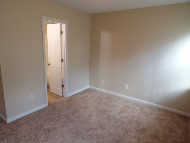 Building Photo - Townhome in The Gables