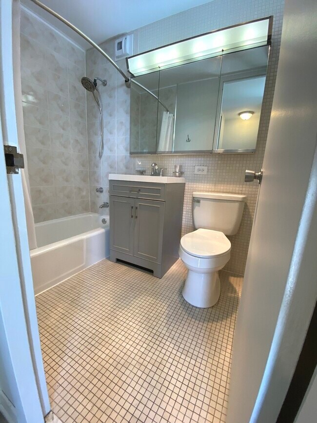 Foto del edificio - 2626 N Lakeview Ave