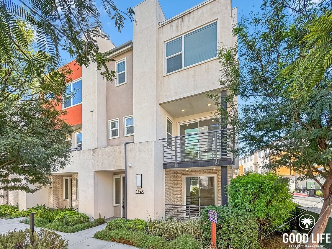 Foto principal - Beautiful 4BD/4BA Townhouse in Otay Ranch ...
