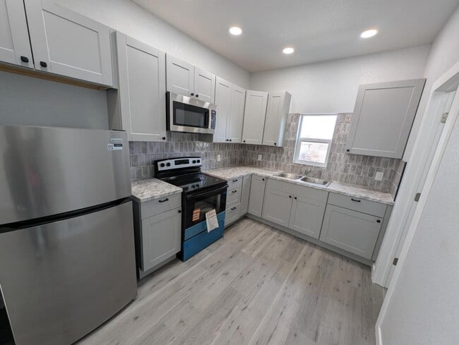 Building Photo - 323 N 4th St