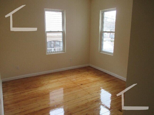 Building Photo - Nicely renovated 3 bed in Brookline Village!