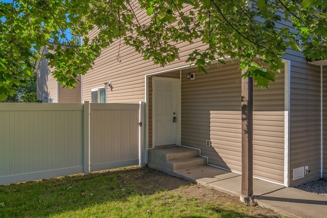 Foto del edificio - 3 bed 2.5 bath **Sign 6 mo lease Get 1 mon...