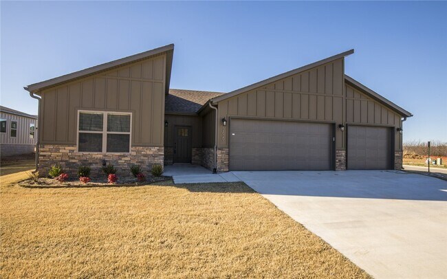 Building Photo - 2629 N Justin Dr