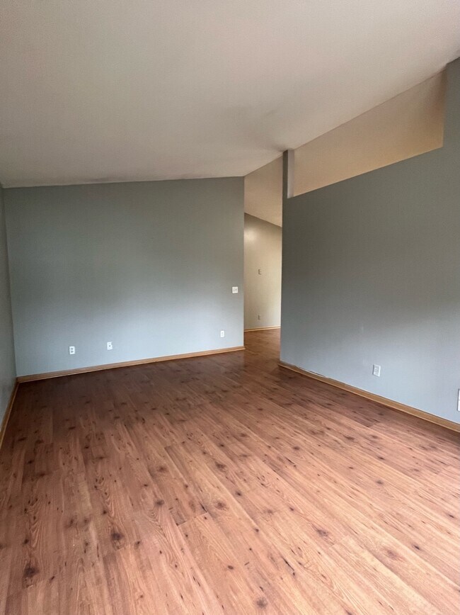 Foto del edificio - 5315 Garden Plain Ave
