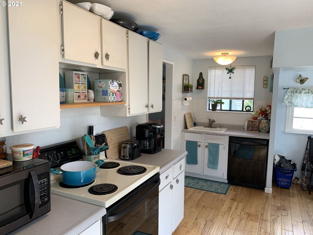 Kitchen - 325 8th Ave