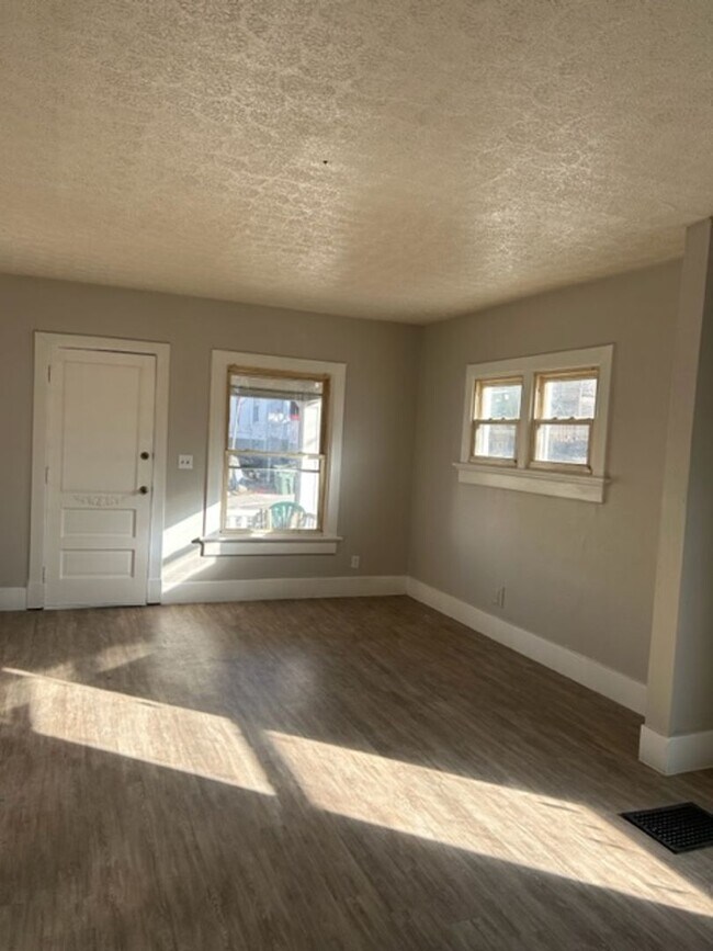 Building Photo - Large 3 Bedroom Duplex