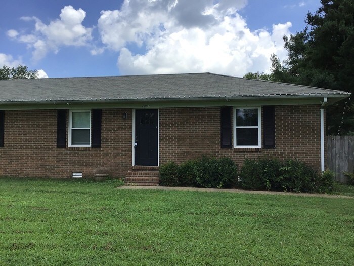 Primary Photo - 3662 Meadowwood Dr