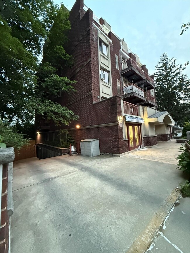 Foto del edificio - 170-12 Highland Ave