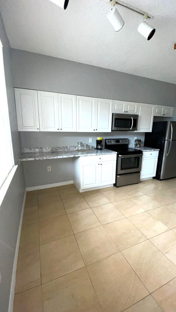 Building Photo - Charming 2/2 Spacious Condo with a Screene...