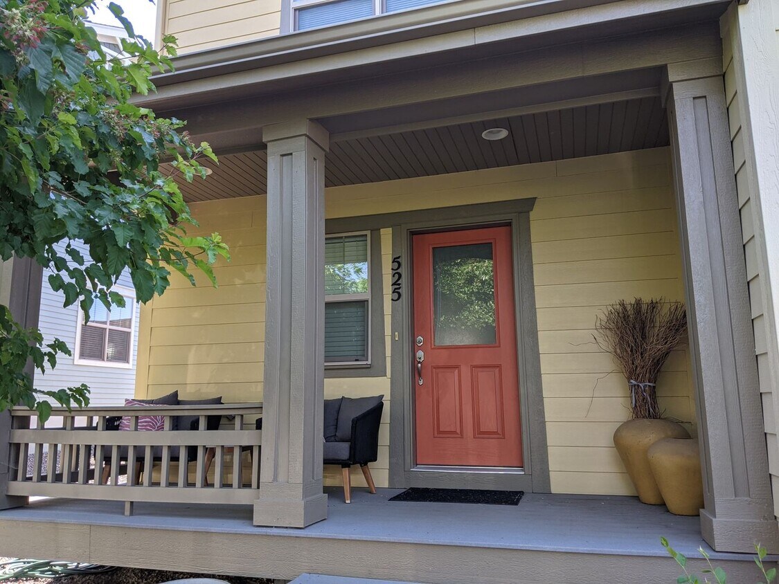 Primary Photo - Warm & Inviting 2 BD/2.5 BA Duplex, Conven...