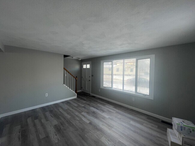 Building Photo - |Pet Ok Updated Lawrence Apt! | 2 Bed+Offi...