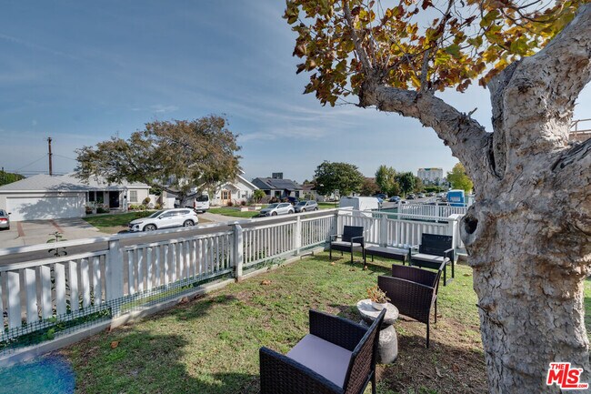 Foto del edificio - 8305 Colegio Dr