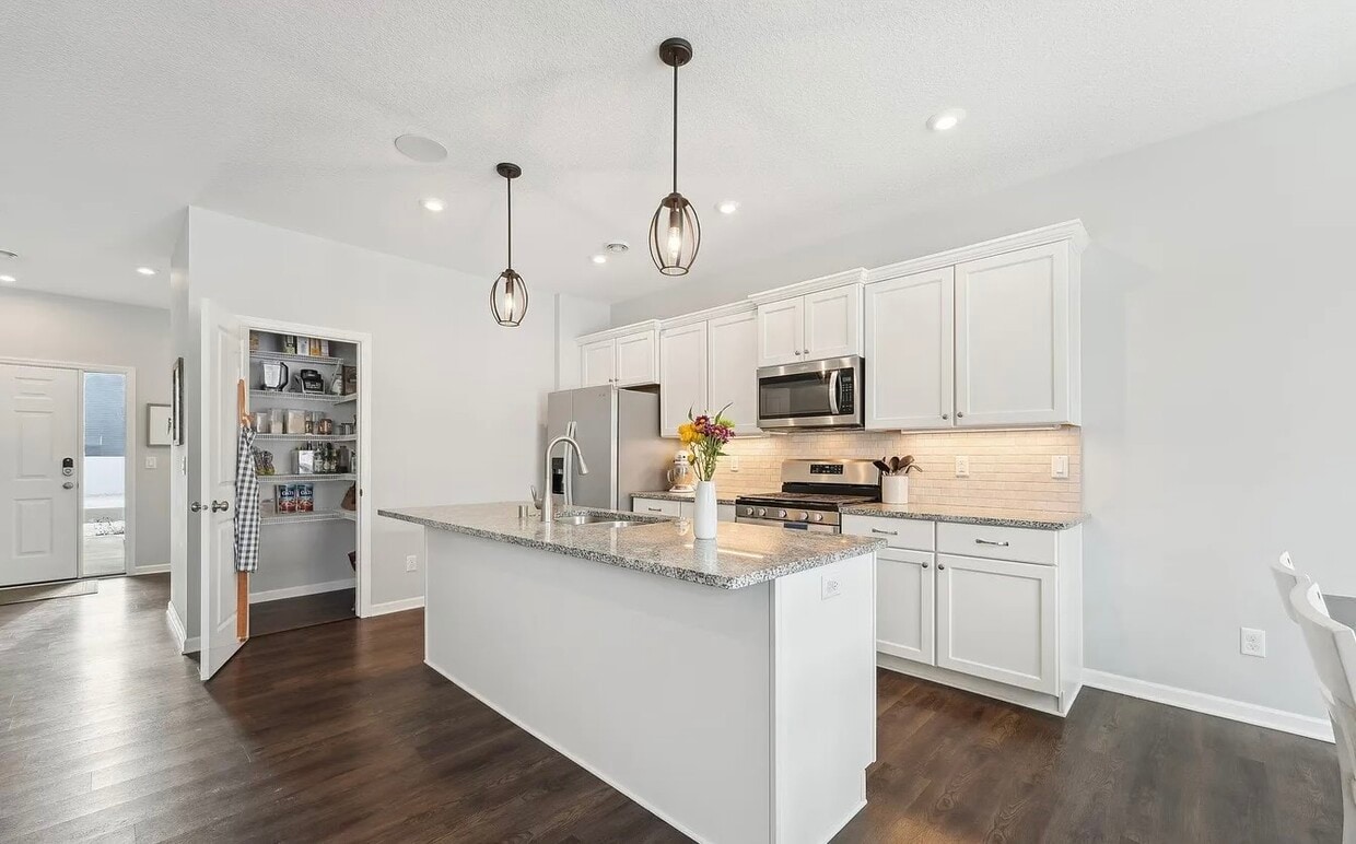 Foto principal - 6947 Royal Hunt Ridge Dr