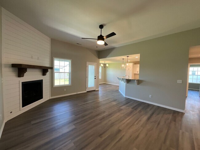Building Photo - Gorgeous 2023 built Ozark home!