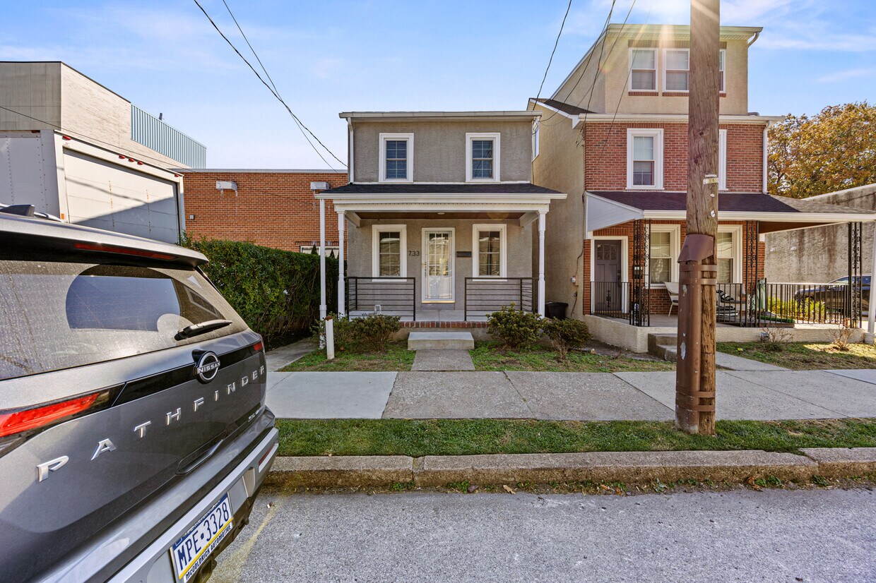 Primary Photo - 733 E Elm St