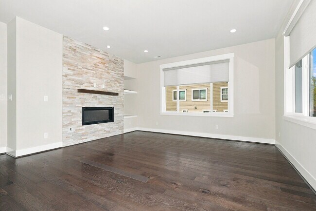 Foto del edificio - **Beautiful Sammamish Home in Desirable Canterbury Park**- AVAILABLE NOW FOR RENT!!