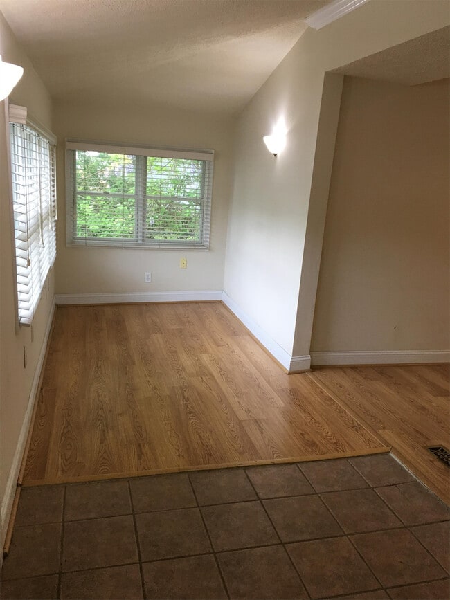 Building Photo - 208 Colonial Ave