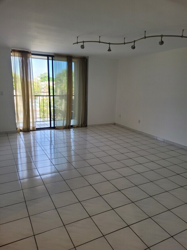 Foto del edificio - 8615 NW 8th St