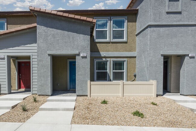 Foto del edificio - **Brand-New Townhouse – Your Fresh Start Awaits!**