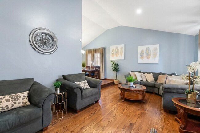 Foto del edificio - 4920 Lake Ct