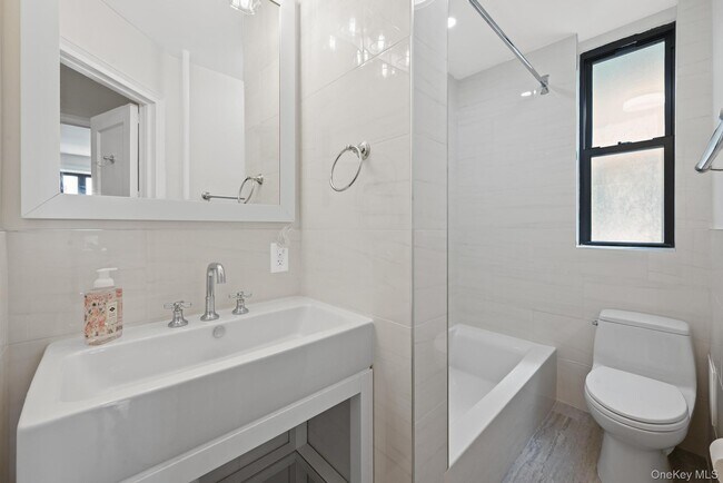 Foto del edificio - 136-5 Sanford Ave