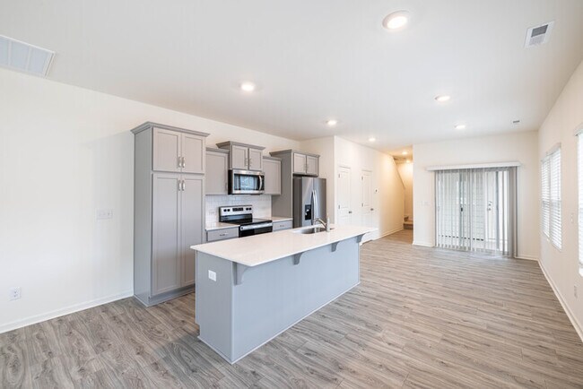 Foto del edificio - 3 Bedroom Townhome Main Street Pineville - AVAILABLE JUNE 2026