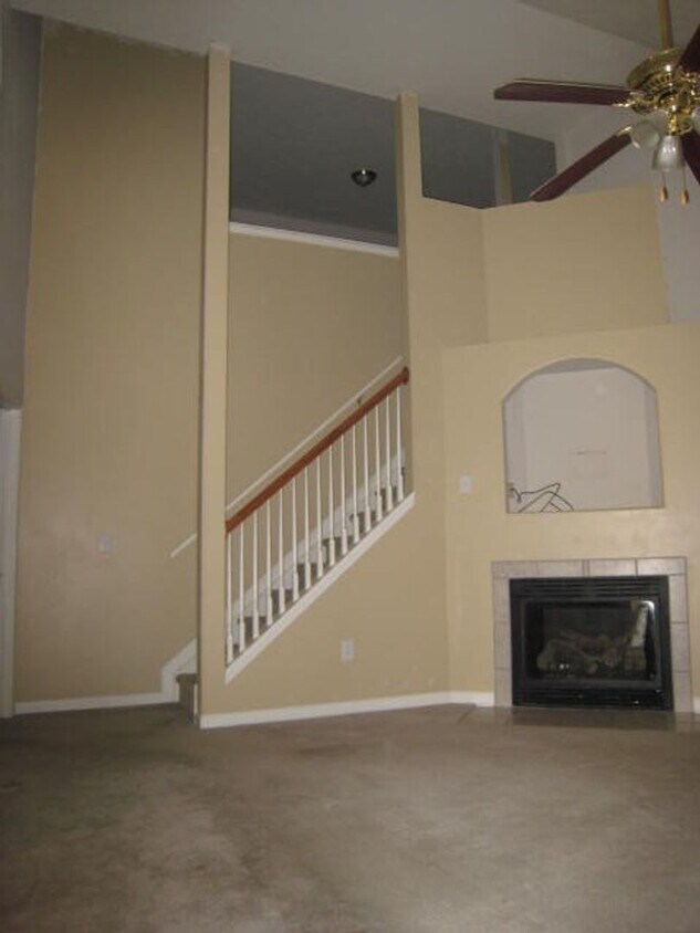 Foto principal - 4 Bed 2 Bath Home w/ Garage & Fenced in ba...