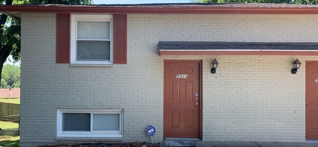 Foto del edificio - 2 bedroom, 1 bath duplex in Riverside, MO!