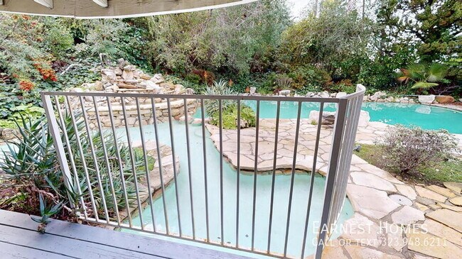 Foto del edificio - 4121 Hayvenhurst Dr