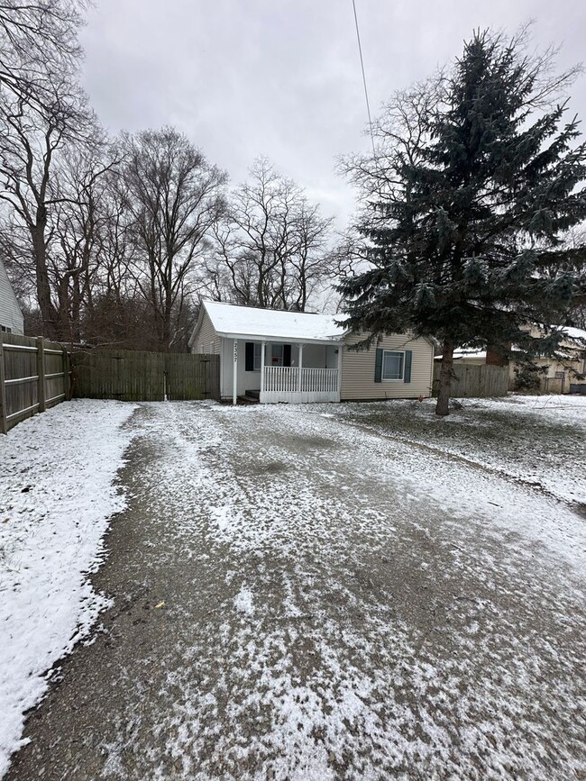 Building Photo - Three Bedroom Home in East Muskegon