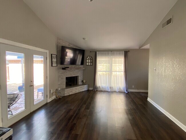 Foto del edificio - Garden Home for Rent