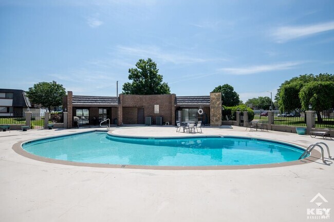 Swimming pool - Pheasant Run Apartments