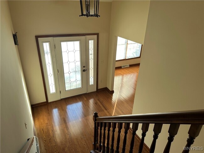 Foto del edificio - 8047 Laurel Park Ln