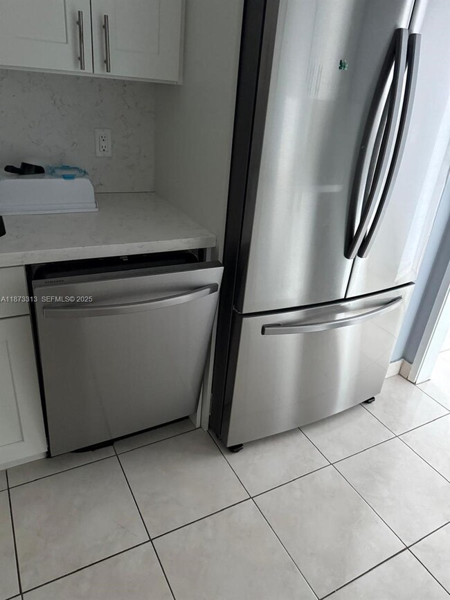 Building Photo - 400 Kings Point Dr