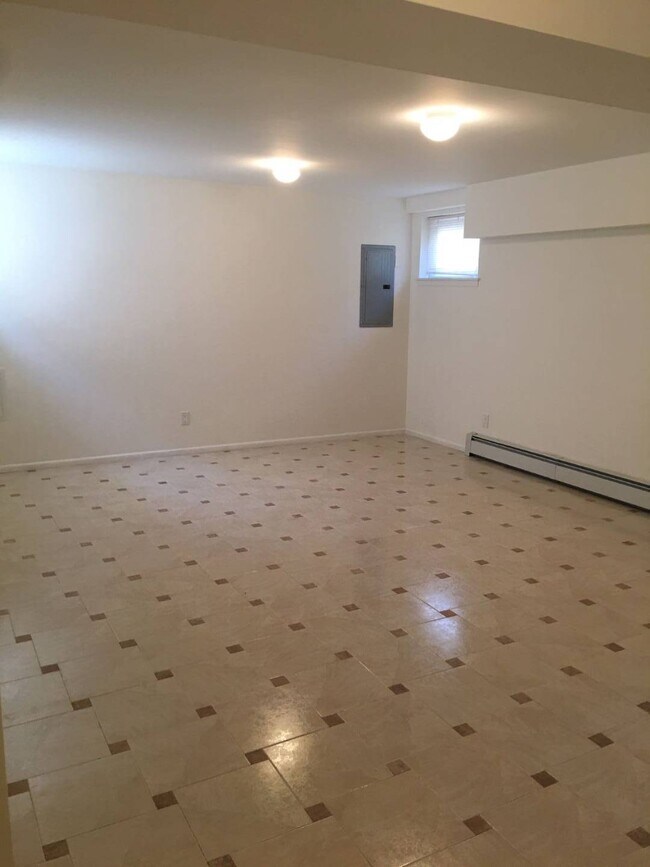 20 Edgewood Rd, Port Washington, NY 11050 House Rental in Port