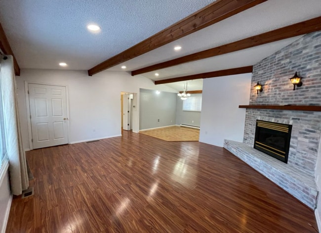 Building Photo - Well cared for 3 bedroom/ 2 bathroom Ranch...