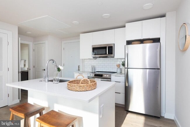 Building Photo - 1130 N Delaware Ave