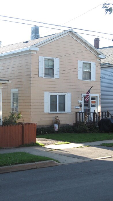 Foto principal - 144 E 3rd St