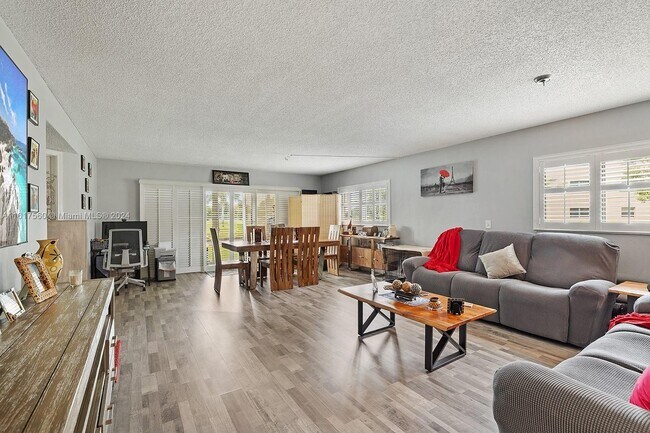 Building Photo - 700 SW 128th Ave