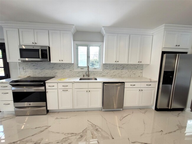 Building Photo - 6 Oakridge Dr