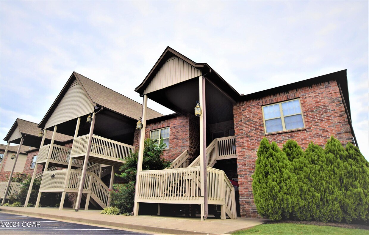 Primary Photo - 1006 N Goetz Blvd