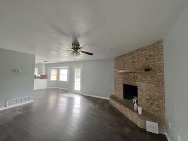 Building Photo - 2327 Tiffany Dr