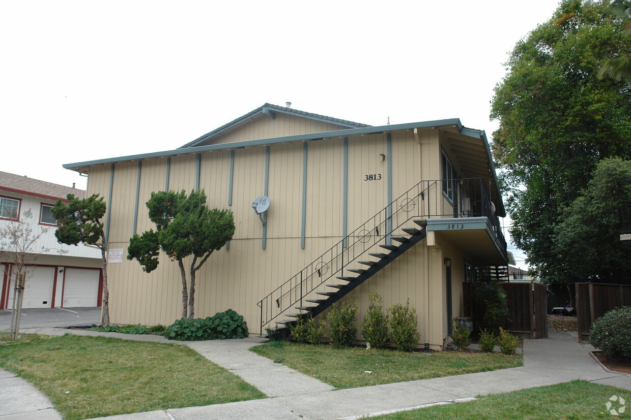 Foto del edificio - 3813 Barker Dr