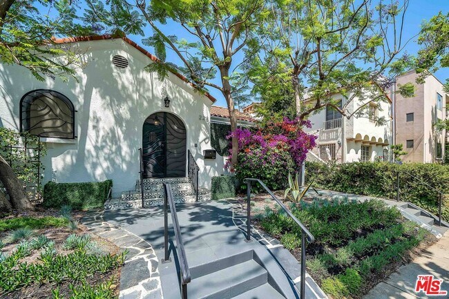 Foto del edificio - 223 N Almont Dr