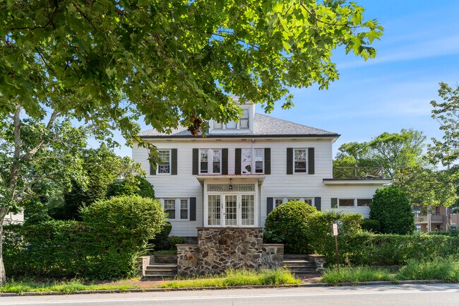 Building Photo - 305 Deering Ave