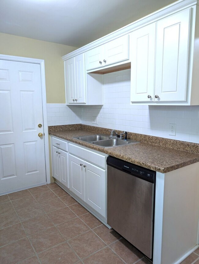 Building Photo - Minutes from Uptown/I-85/I-485!  100% Upgr...