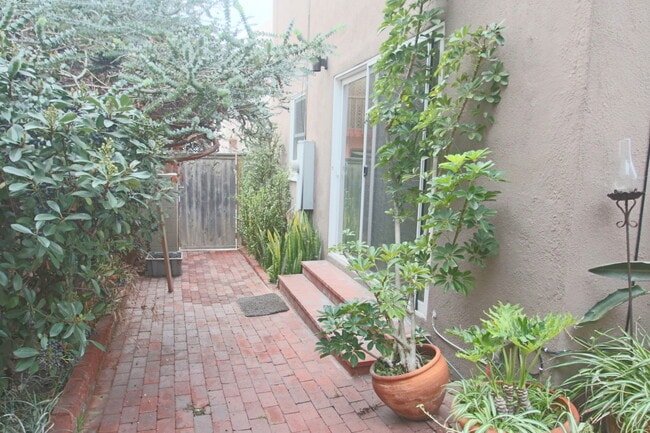 Building Photo - 126 8th St