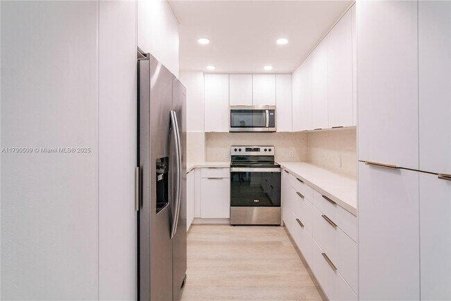Foto del edificio - 100 Bayview Dr