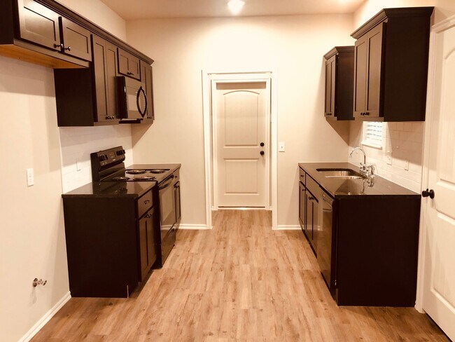 Foto del edificio - 3 bed 2 bath with 2 car garage duplex for rent in Edmond near Broadway and 2nd Street!