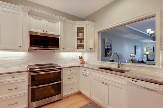 Cocina nueva con encimeras de cuarzo. - 5225 E Harbor Village Dr